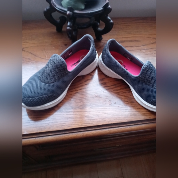 Skechers shoes with memory foam. - Picture 3 of 6